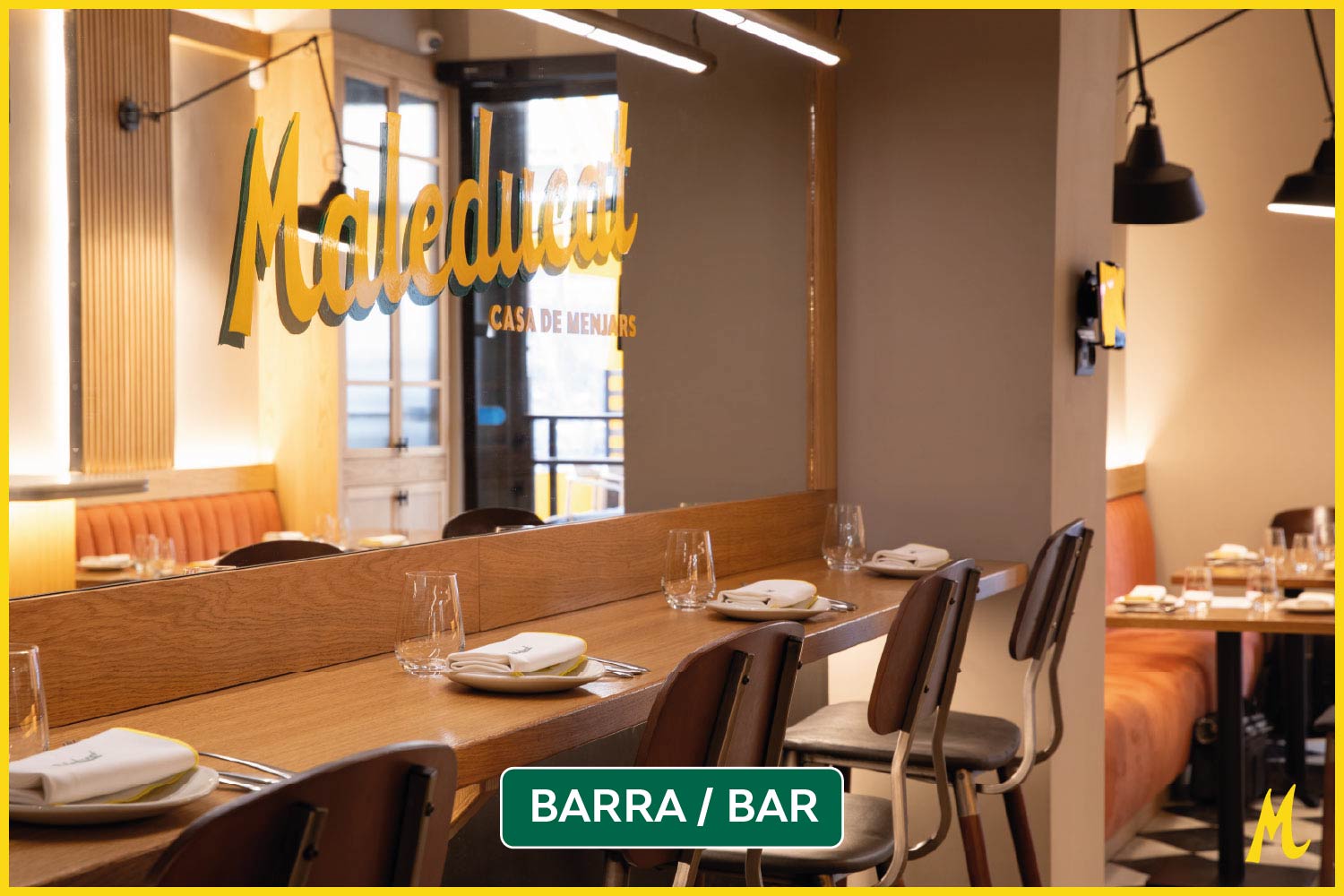 Barra / Bar: barra de Maleducat con taburetes altos